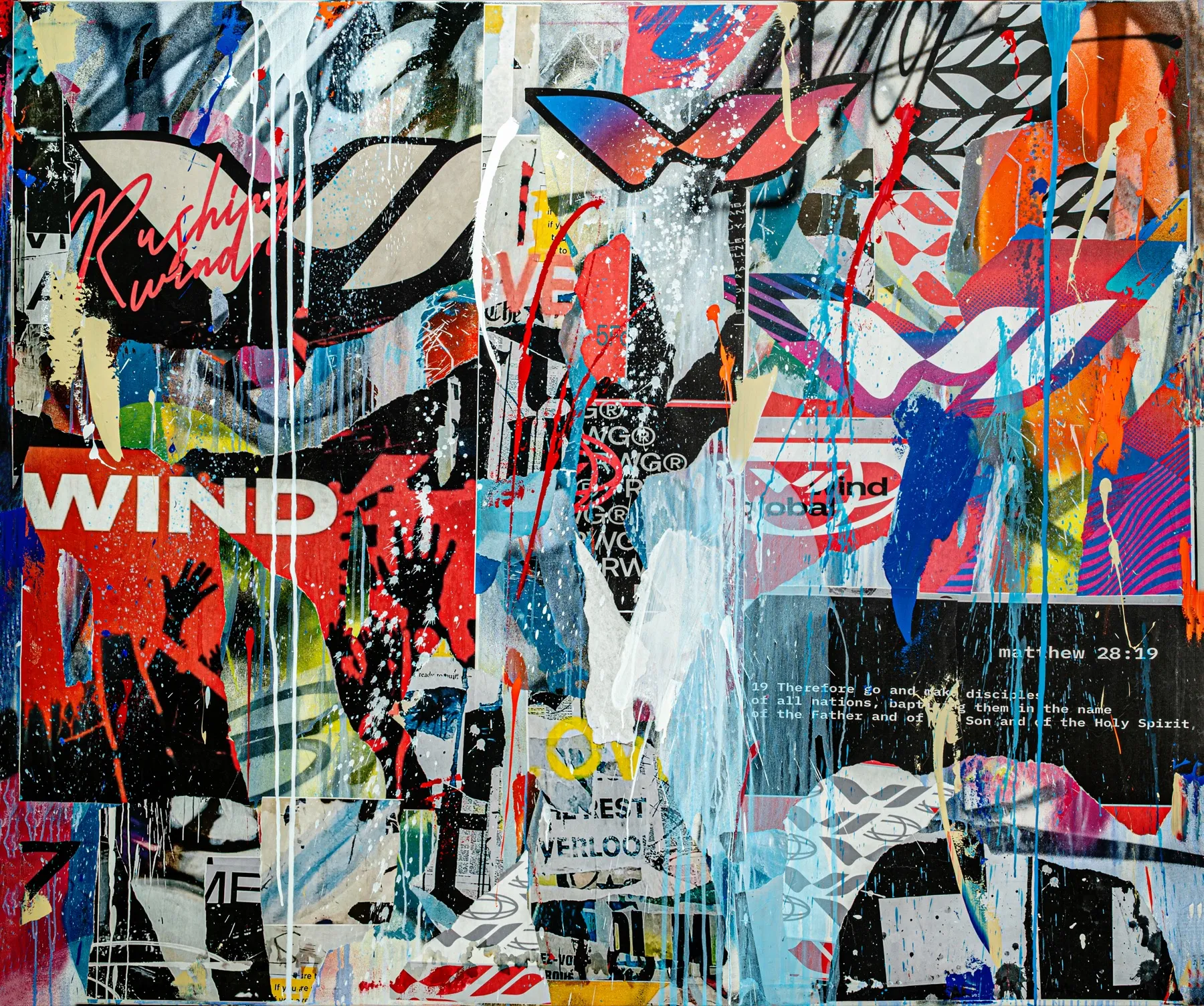 Obra urbana de Rushing Wind: collage con la palabra «WIND», manos levantadas de una multitud y la cita de Mateo 28:19.